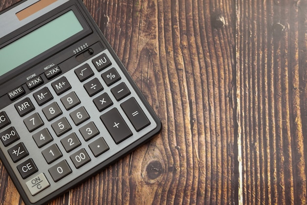 Calculatrice moderne sur une table en bois