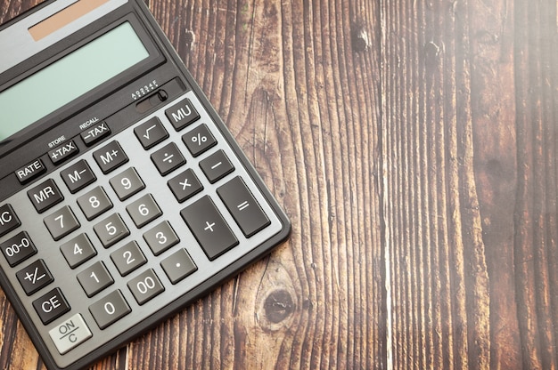 Calculatrice moderne sur table en bois