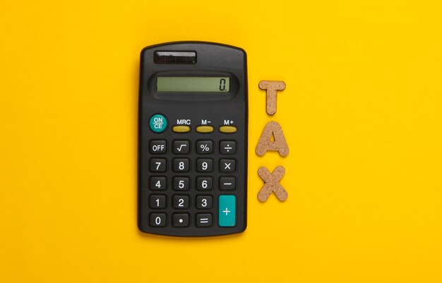 Calculatrice avec le mot taxe sur jaune