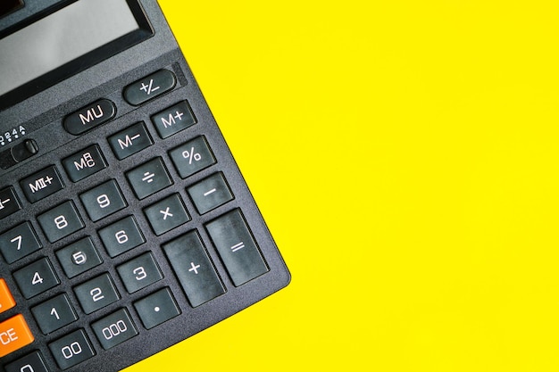 Calculatrice noire sur fond jaune Close up