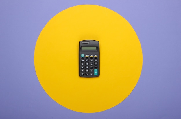 Calculatrice noire sur violet avec cercle jaune.