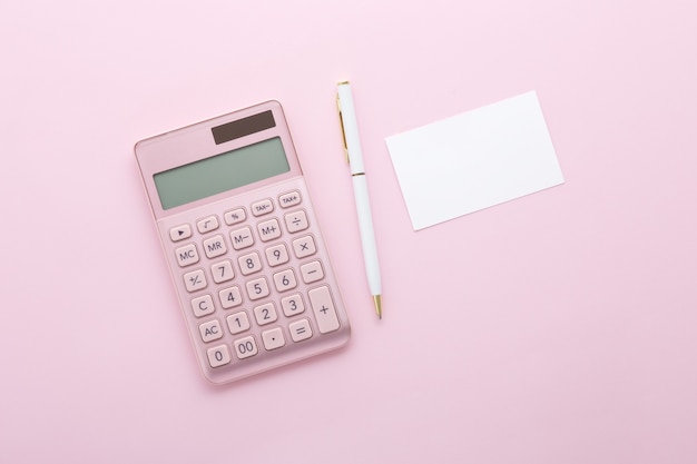 Calculatrice en or rose avec stylo et carte de visite