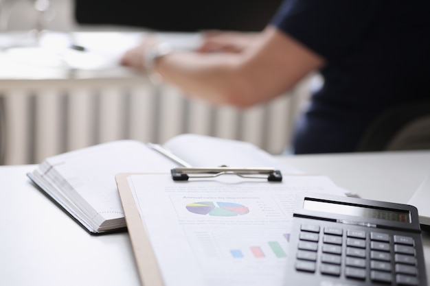 calculatrice papier document cahier se trouvent sur table bureau