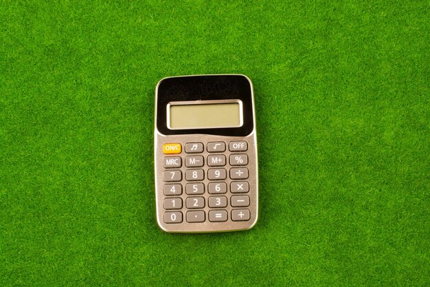 Calculatrice placée dans l'herbe verte