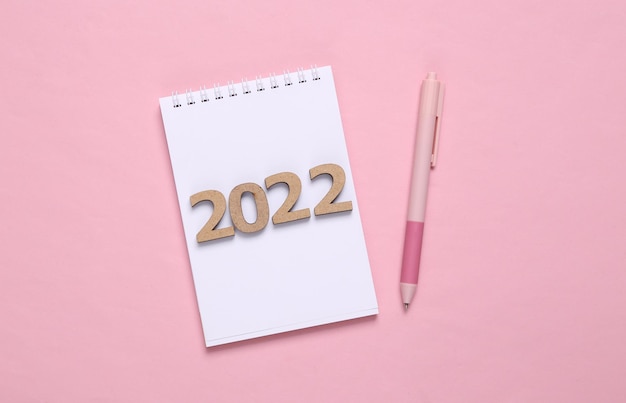 Calculatrice de plan 2022 avec stylo sur fond rose