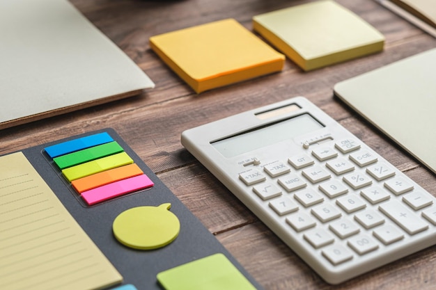 Calculatrice et planificateur de bloc-notes sur table de bureau en bois