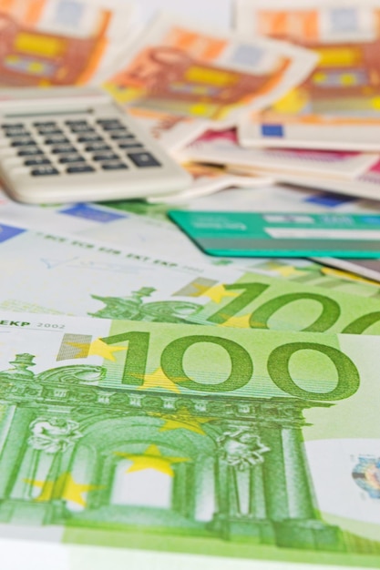 Calculatrice sur plusieurs billets en euros et cartes de crédit