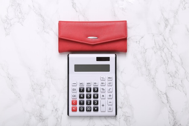 Calculatrice et portefeuille sur une surface en marbre Vue de dessus