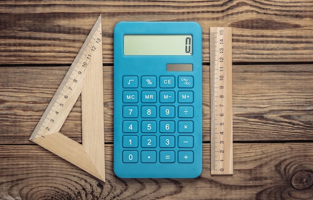 Calculatrice avec une règle sur un bois