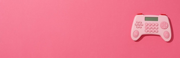 Photo calculatrice rose sur un espace de fond rose pour le texte