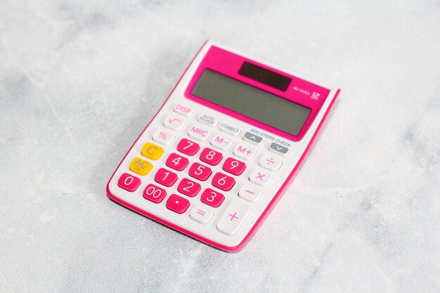 Calculatrice rose sur fond blanc pour le concept financier d'entreprise