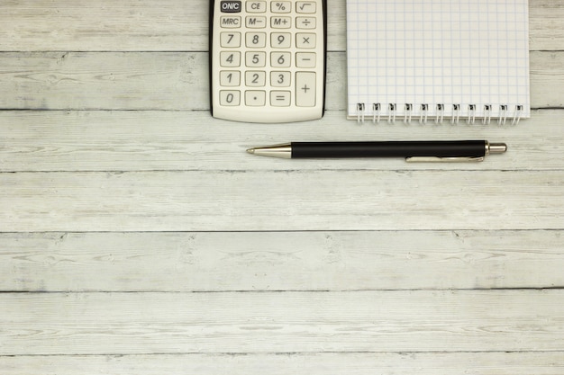 Calculatrice de table de bureau vue de dessus avec un stylo sur la table pour l&#39;espace de travail et de copie.