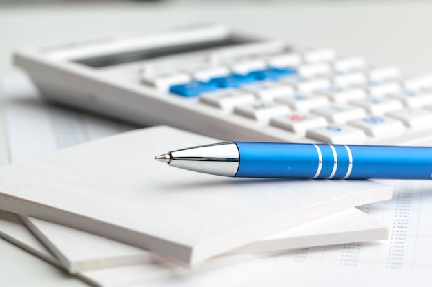 calculatrice sur la table dans le bureau.