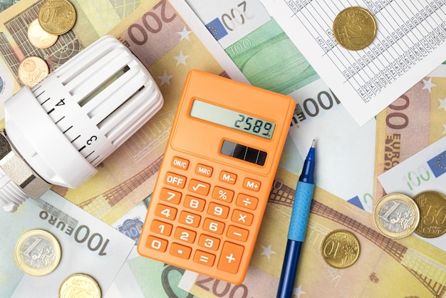 Calculatrice de tête de vanne thermostatique sur les billets en euros Contexte Augmentation de la consommation d'électricité Coût de l'électricité Concept d'énergie Randonnée de prix Crise de chauffage Facture de services publics Économisant l'inflation de conservation