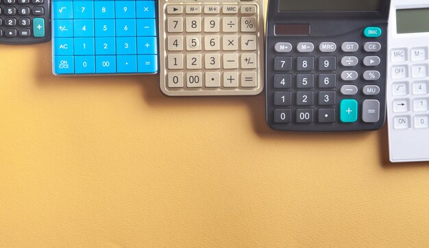 Calculatrices sur fond jaune.