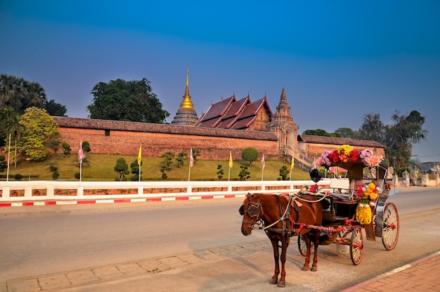 La calèche à Lampang au Wat Phra That Lampang Luang