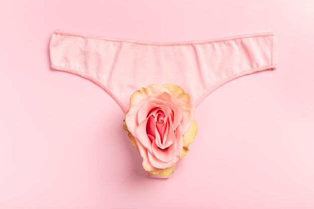 Caleçon et fleur en gros plan Concept Gardez votre vagin sain et heureux Vue de dessus Mise à plat