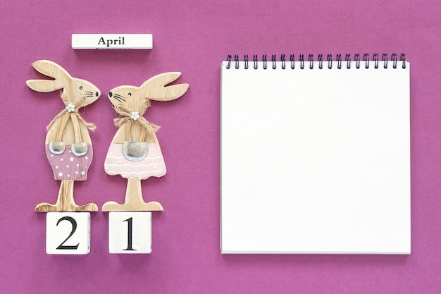 Calendrier Le 21 avril et une paire de lapins de Pâques, bloc-notes Concept Pâques catholique