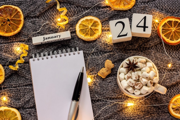 Calendrier 24 janvier Coupe de cacao et bloc-notes ouvert vide