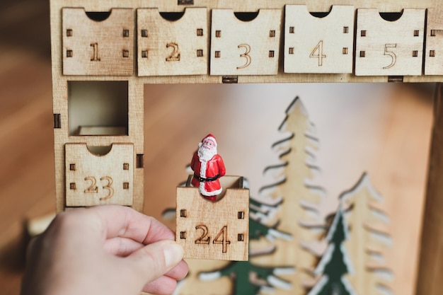 Un calendrier de l'Avent en bois avec le Père Noël