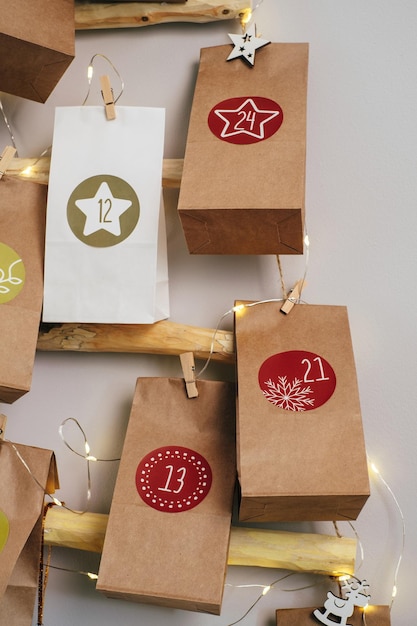 Calendrier de l'avent de Noël artisanal à suspendre avec des cadeaux