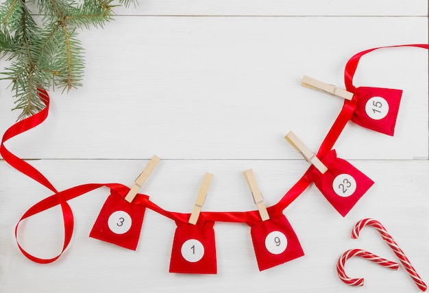 Calendrier de l'Avent de Noël avec des chiffres sur fond de bois blanc