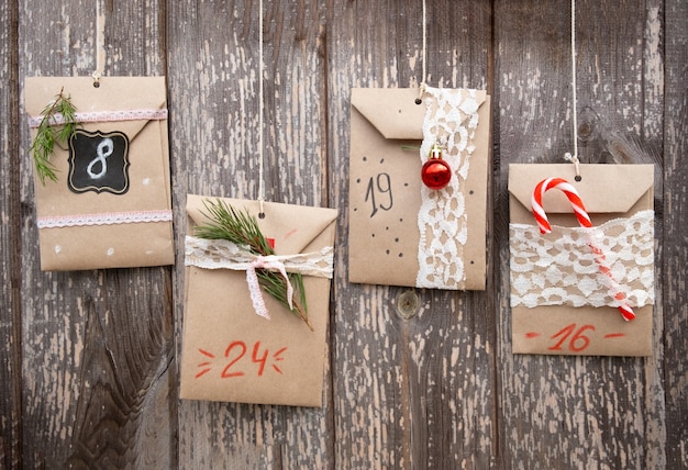 Calendrier de l'Avent de Noël Sacs en papier sur wal en bois Calendrier bricolé à la main en matériau naturel