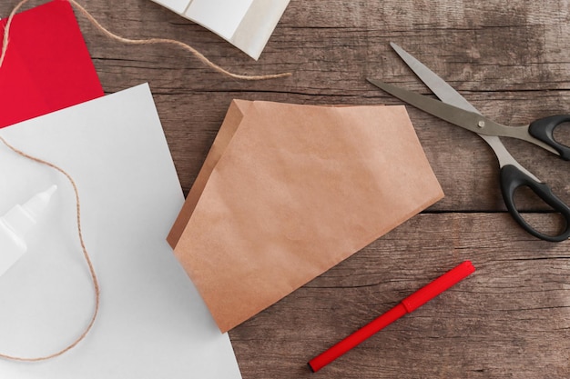 Photo calendrier d'avent pour noël et le nouvel an vide pour une enveloppe cadeau en forme de maison