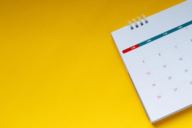 Calendrier blanc propre sur fond jaune avec espace de copie