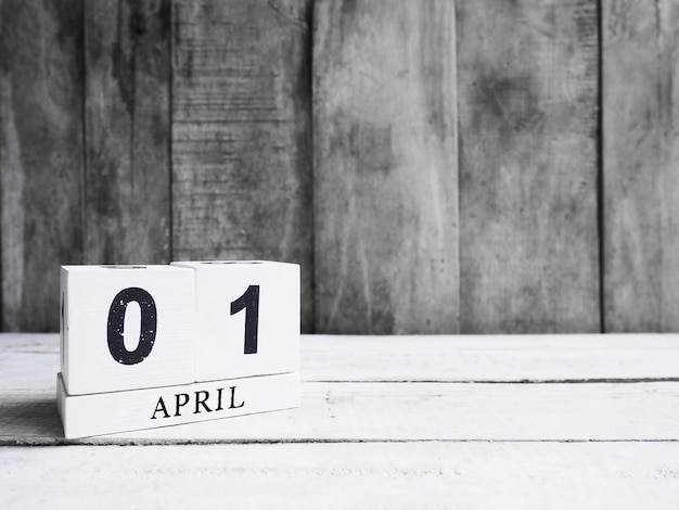 Photo calendrier de bloc de bois vintage blanc date actuelle 01 et mois d'avril sur table en bois sur fond de planche avec espace de copie.