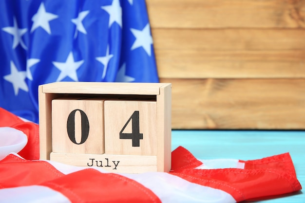 Photo calendrier de bloc et drapeau américain sur la table célébration de la fête de l'indépendance