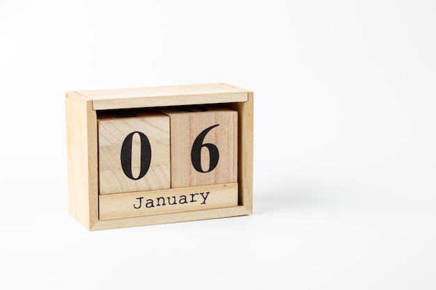 Calendrier en bois 06 janvier sur fond blanc