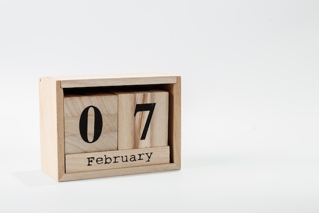 Calendrier en bois le 07 février sur fond blanc