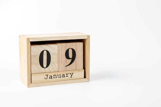 Calendrier en bois 09 janvier sur fond blanc