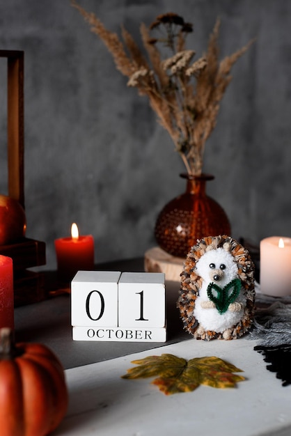 Calendrier en bois 1 er octobre automne décor hérisson bougies et citrouilles