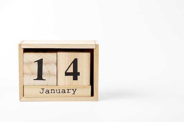 Calendrier en bois le 14 janvier sur fond blanc