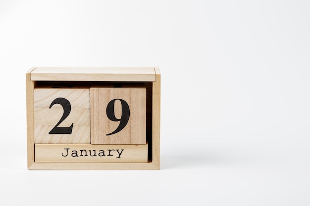 Calendrier en bois le 29 janvier sur fond blanc