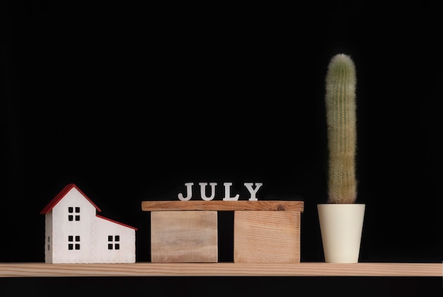 Calendrier en bois de juillet, modèle cactus et maison