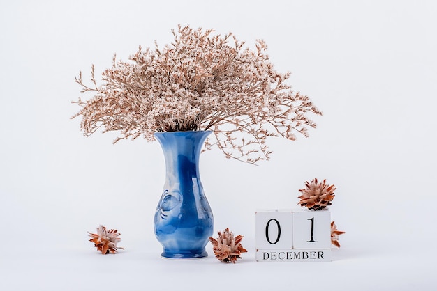 Calendrier en bois et un vase de fleurs au bureau décembre 1 jour semaine moisxA