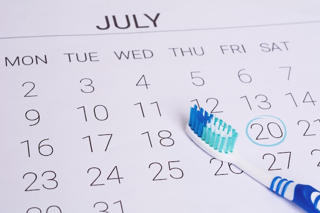 Calendrier et brosse à dents.