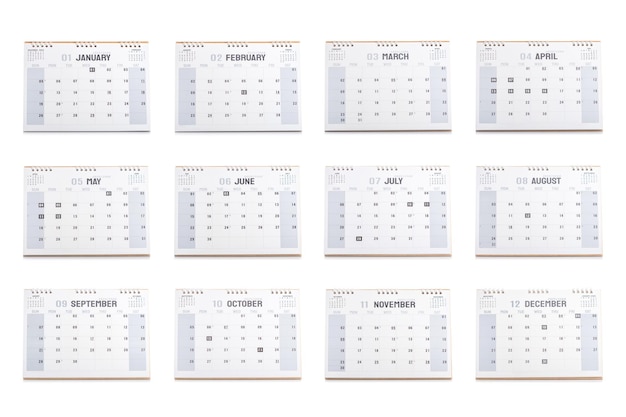 Un calendrier de bureau de 2025 affichant les 12 mois sur un fond blanc L'image symbolise la planification et l'organisation pour l'année à venir en mettant l'accent sur la gestion du temps et les objectifs futurs