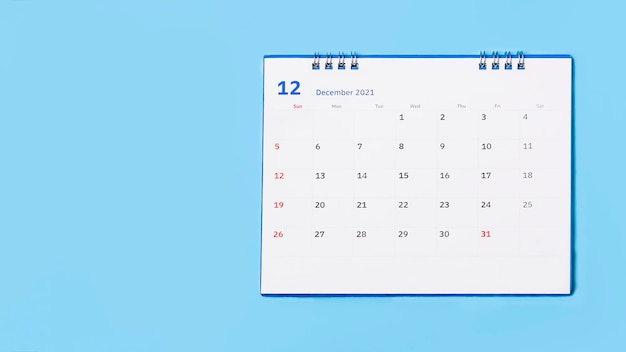 Calendrier de bureau blanc sur fond bleu, concept de planification