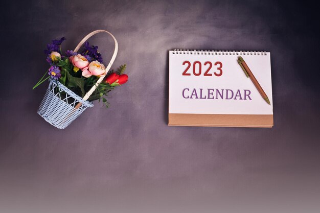 Calendrier de bureau pour 2023 sur fond de couleur