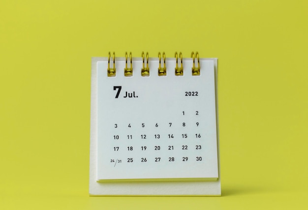 Calendrier de bureau pour juillet 2022 sur fond jaune