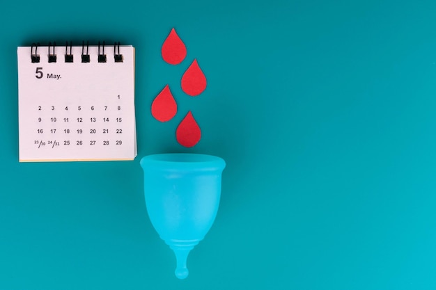 Photo calendrier coupe menstruelle sur fond bleu avec espace copie