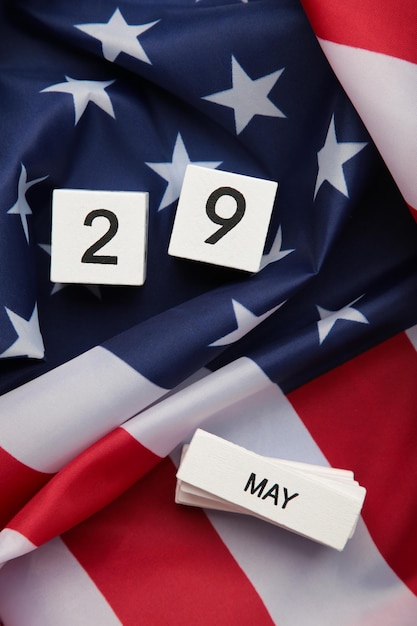 Calendrier cube avec date 29 mai du Memorial Day sur USA flag photo verticale