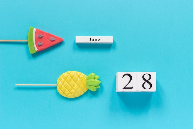 calendrier date 28 juin et fruits d&#39;été bonbons à l&#39;ananas, sucettes au melon d&#39;eau