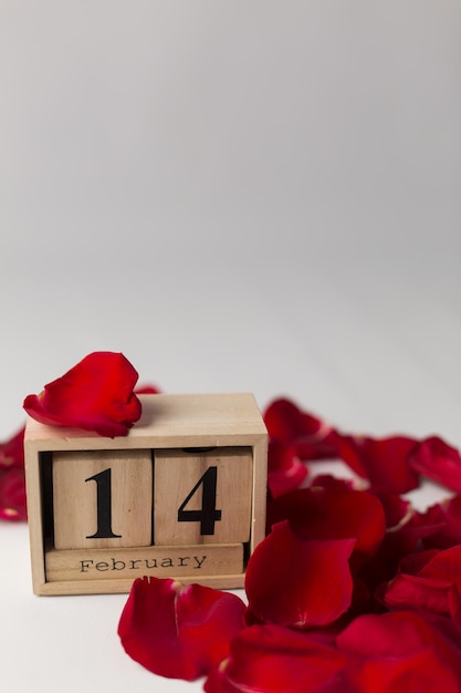 calendrier avec la date du 14 février dans un cadre de pétales de rose rouge