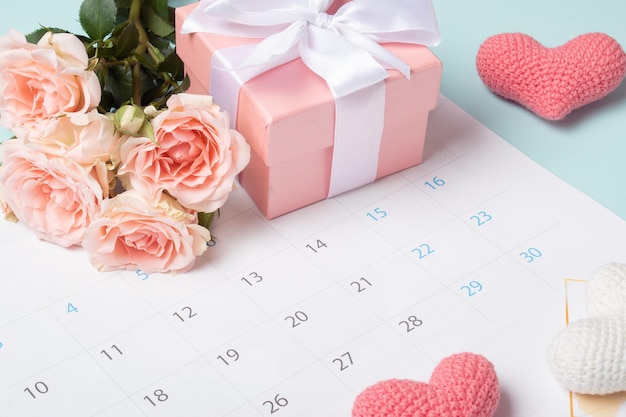 Calendrier avec la date de la Saint-Valentin avec des roses et un cadeau