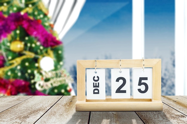 Calendrier de décembre avec date du 25 sur la table